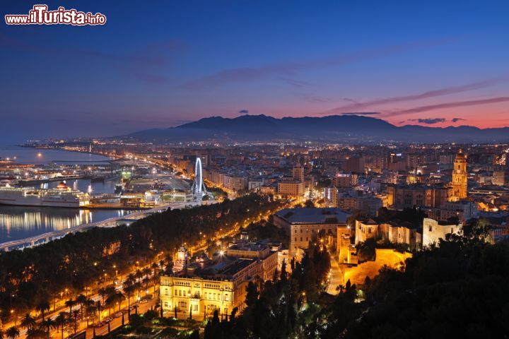 Immagine Una foto serale di Malaga, Spagna, dove è ben visibile il porto. Malaga è una delle località più importanti dell'Andalusia - foto © SJ Travel Photo and Video / Shutterstock