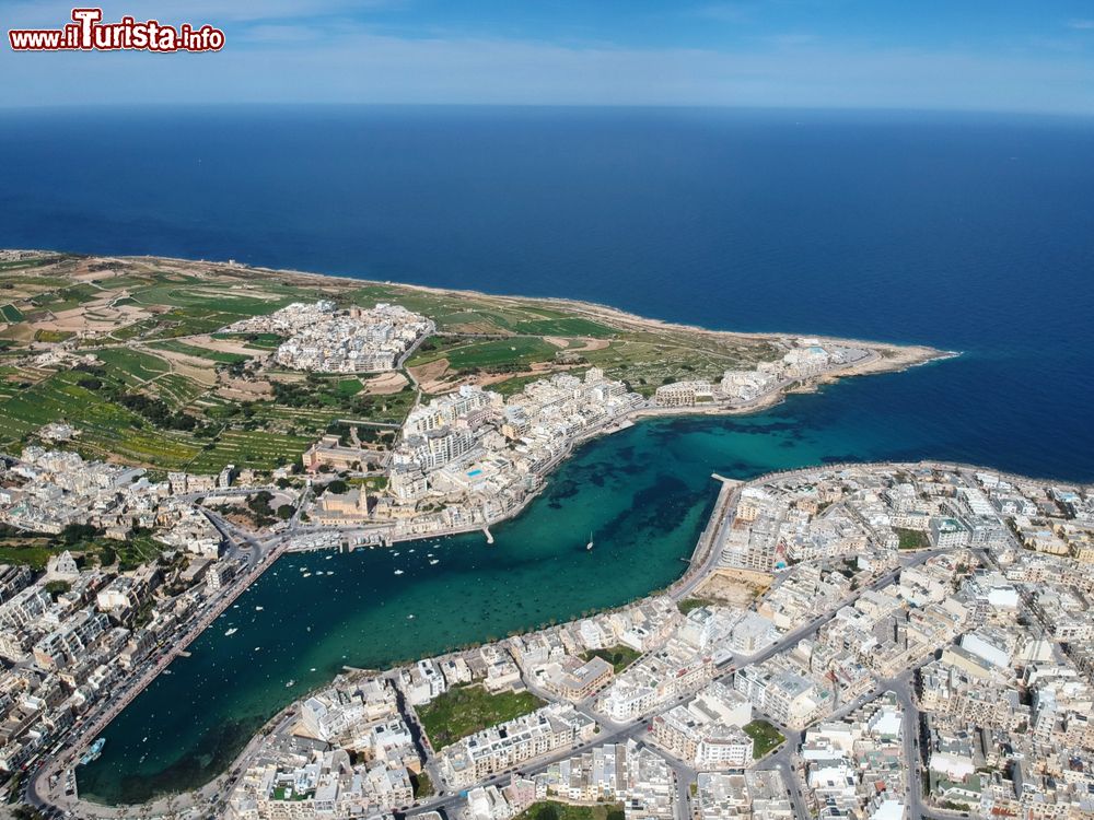 Immagine Il porto di Marsascala fotografato da un drone: l'isola di Malta è lambita dalle acque azzurre del Mediterraneo.