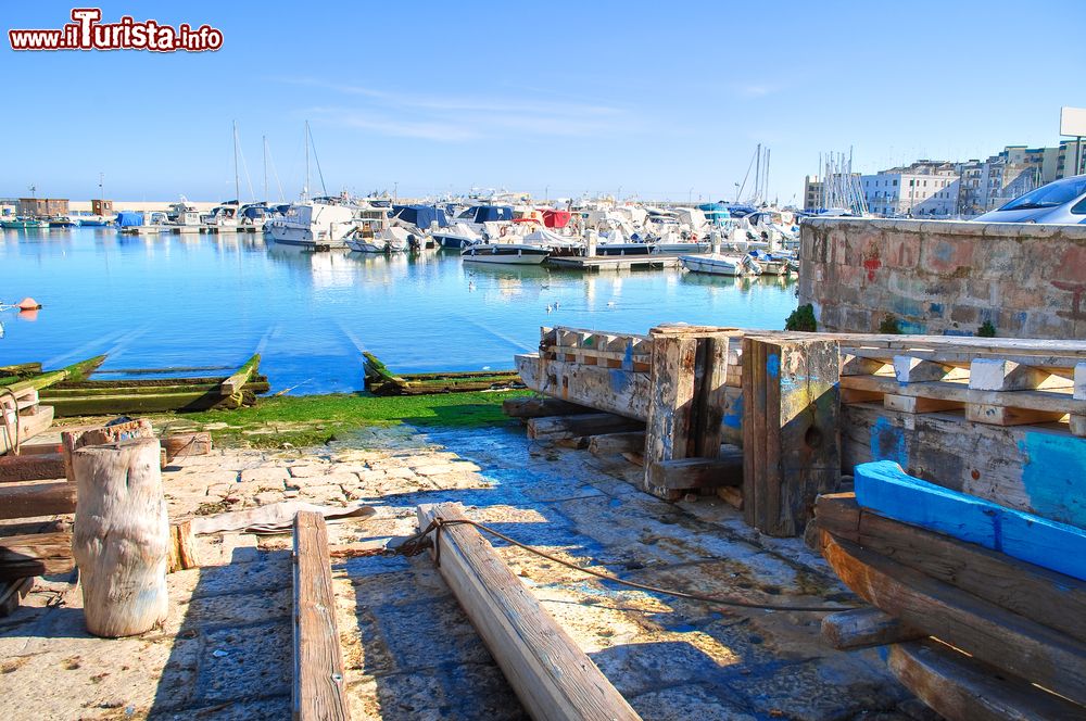 Immagine Il porto di Molfetta visto dal molo, Puglia. Qui sono ormeggiati pescherecci, navi mercantili e piccole imbarcazioni da diporto.