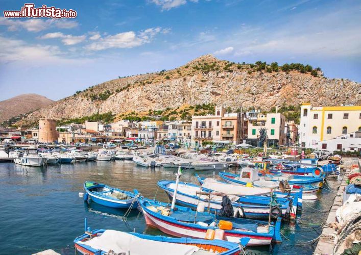 Immagine Il porticciolo di Mondello : è una delle frazioni del comune di Palermo, che si trova a nord-ovest del capoluogo - © Aleksandar Todorovic / Shutterstock.com