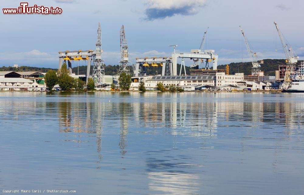 Immagine Il porto di Monfalcone, uno dei più importanti dell'Adriatico, Friuli Venezia Giulia. E' il porto marittimo più settentrionale dell'Adriatico e dell'Italia. Dopo il 1918, il porto si incrementò ulteriormente grazie anche al parallelo sviluppo dei cantieri navali - © Mauro Carli / Shutterstock.com