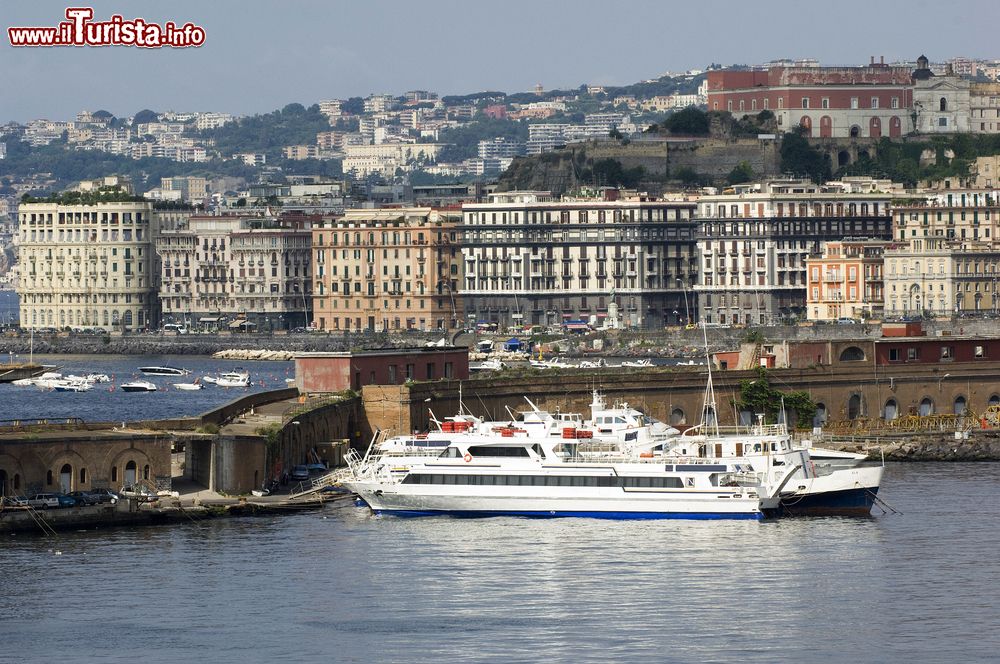 Immagine Il Porto di Napoli collega il capoluogo alle isole Campane, Pontine, alla Sardegna, Sicilia e arcipelaghi vicini