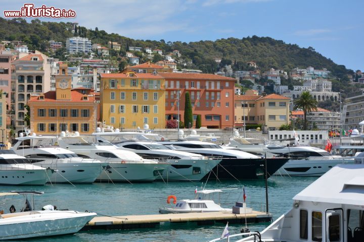 Immagine Il porto di Nizza, Francia. Ospitato nel cuore della città, il porto di Nizza si trova ai piedi della collina del castello ed è costituito da uno specchio d'acqua di 10 ettari.