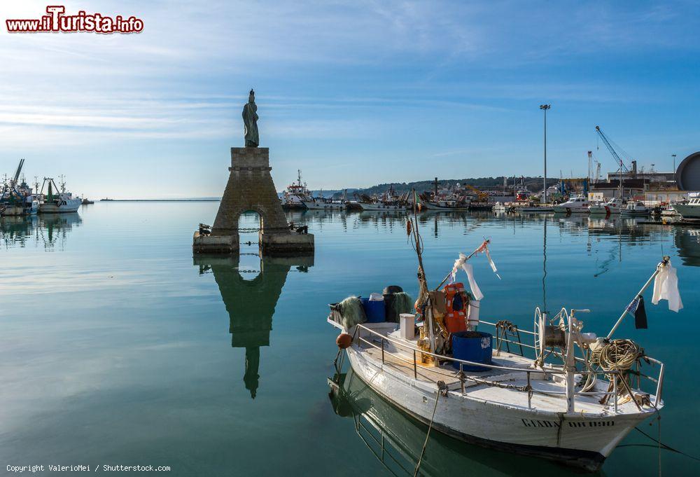 Immagine Il porto di Ortona. Nell'acqua antistante il molo nord si trova anche il monumento a San Tommaso - foto © ValerioMei / Shutterstock.com