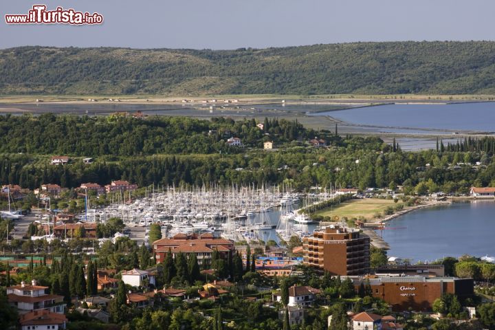 Immagine L'affollatissimo porto marittimo di Portorose (Portoro) in Slovenia. La località deve la sua fama ad un clima mite anche in inverno e ai suoi prestigiosi centri termali - foto © Andreas R.