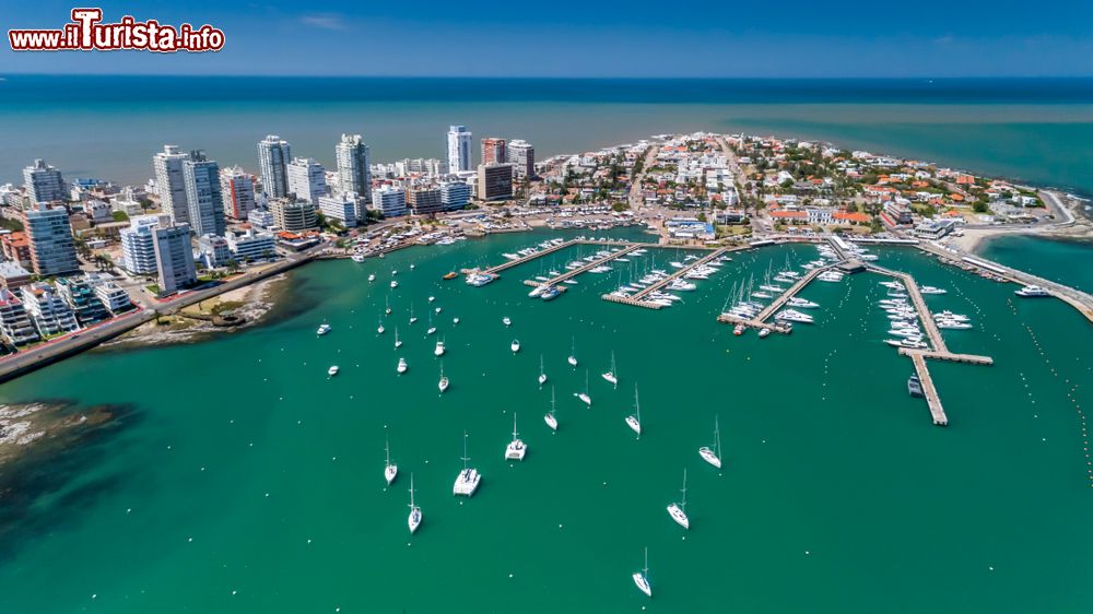 Immagine Il porto di Punta del Este visto dall'alto, Uruguay. Questa cittadina sorge sopra una penisola che si immerge nel mare, circondata dall'Oceano Atlantico da un lato e dall'ampio estuario del Rio de la Plata dall'altro.