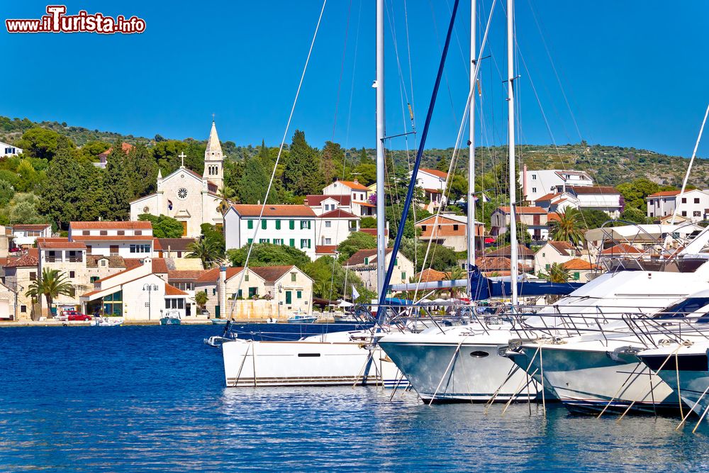 Immagine Il porto di Rogoznica, la Marina Frapa, è molto frequentato uin estate dai diportisti che viaggiano lungo la costa della Dalmazia (Croazia).