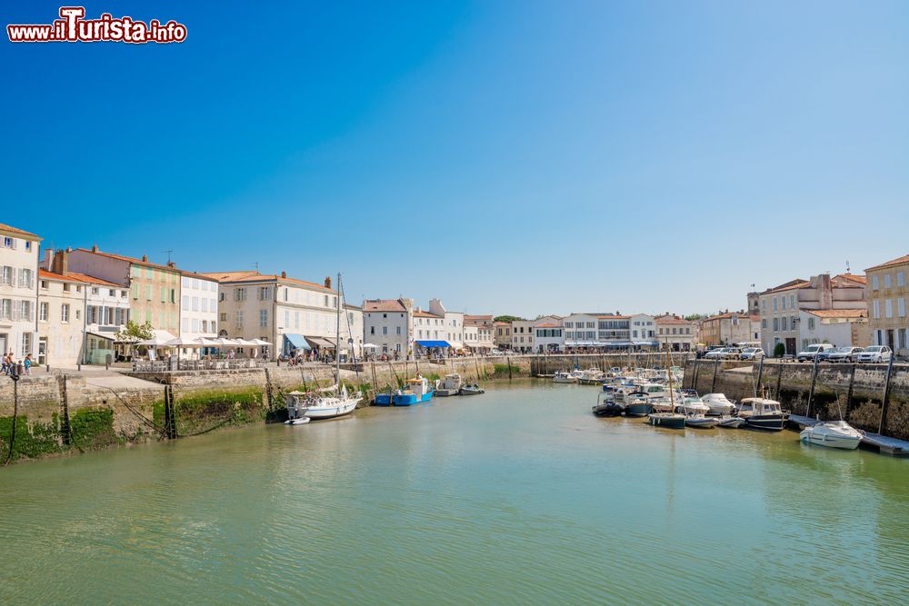 Immagine Il porto di Saint-Martin-de-Ré sull'isola di Ré, Francia. Storica capitale dell'isola, accoglie fra le sua mura importanti monumenti e luoghi da visitare.