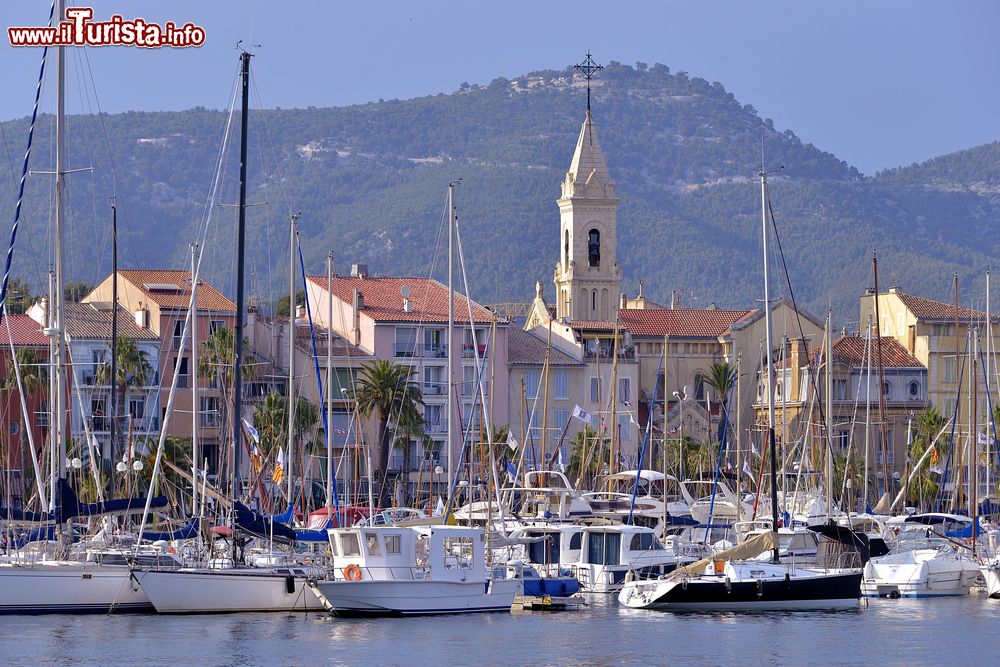 Immagine Il porto di Sanary-sur-Mer con le barche ormeggiate, Costa Azzurra. E' il borgo più soleggiato di tutta la Francia con soli 61 giorni di pioggia l'anno.