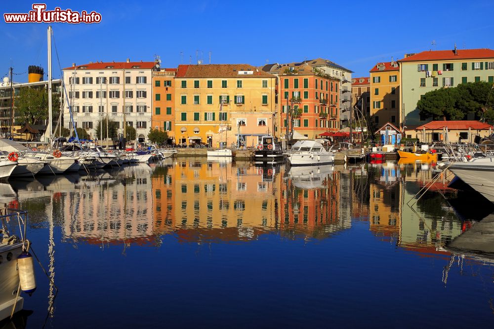 Immagine Il porto di Savona, Riviera di Ponente in Liguria. Attivo sin dall'epoca dell'alto Medioevo, questo porto è fra i più importanti del Mediterraneo.