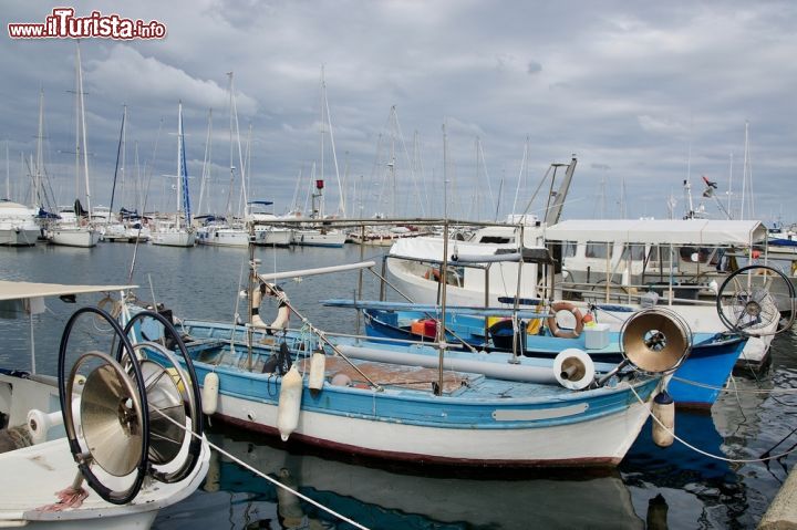 Immagine Il Porto di Solenzara - Port de Plaisance è il porto di Solenzara, situato alla foce del fiume Solenzara, sulla costa orientale della Corsica. La località di Solenzara vanta una bellissima spiaggia, famosa per la sabbia bianca e il mare pulito, e a pochi chilometri di distanza, si trovano le splendide spiagge di Canella e Favona.  - © bikemp / Shutterstock.com