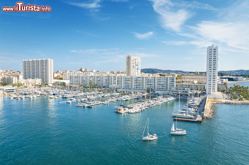 Immagine Il porto di Tolone visto dall'alto in una giornata di sole (Francia).