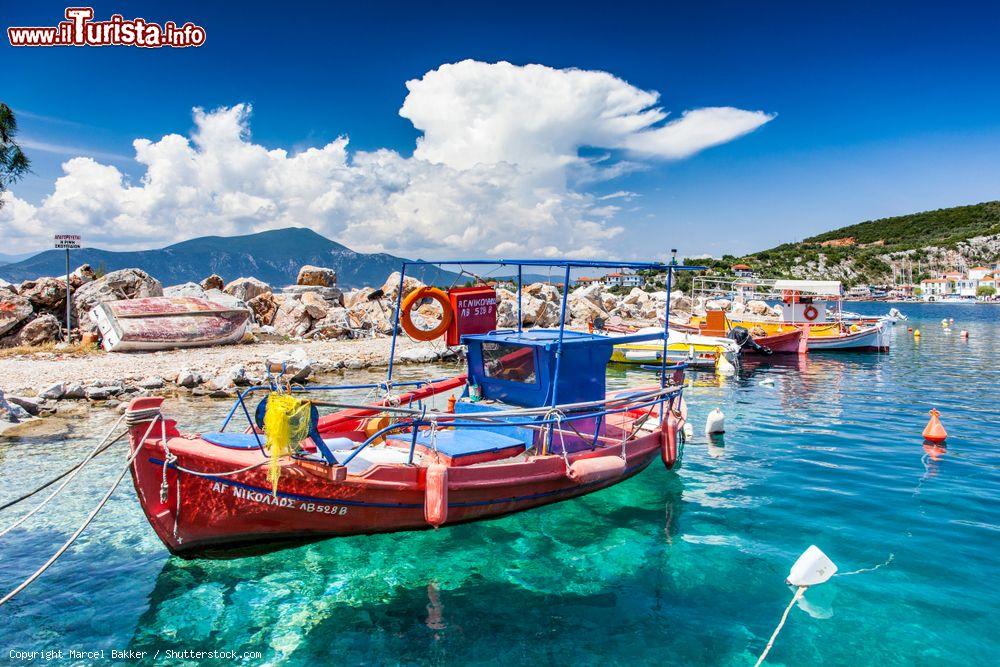 Immagine Il porto di Trikeri con una barca da pesca, Tessaglia (Grecia). Qui le acque del mare sono cristalline e trasparenti - © Marcel Bakker / Shutterstock.com