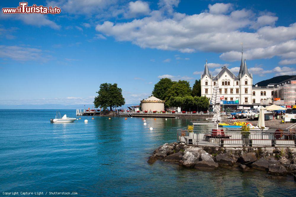 Immagine Il porto di Vevey sul lago di Ginevra, Svizzera. Il clima particolarmente mite, i vigneti, il panorama sulle montagne e i battelli a ruota che transitano sul bacino di Lemano (altro nome del lago) rendono questa località una delle mete preferite per chi si reca in Svizzera - © Capture Light / Shutterstock.com