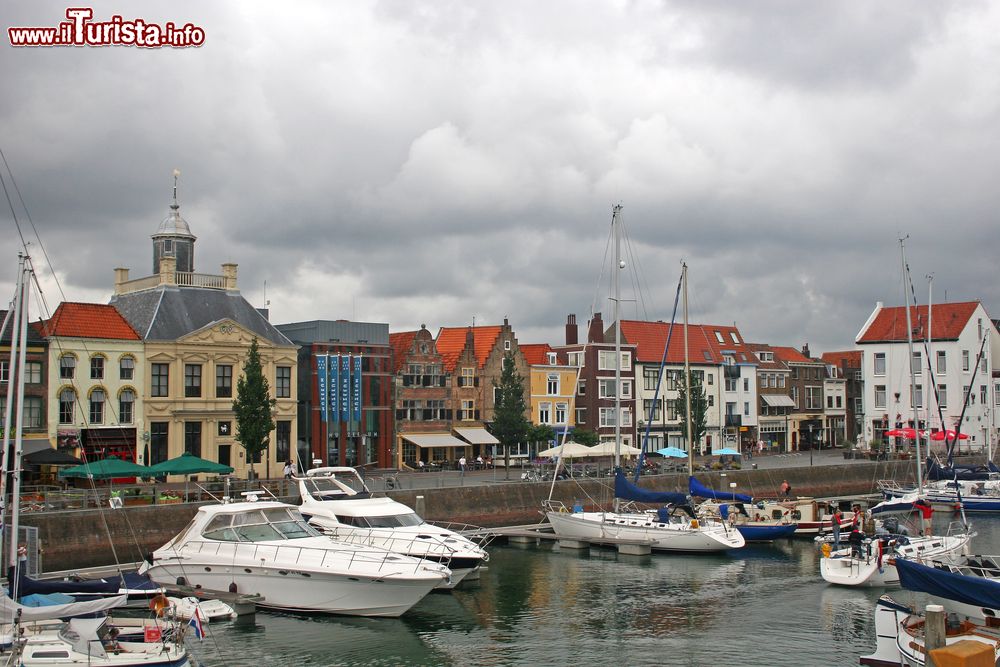 Immagine Il porto di Vlissingen (Olanda) in una giornata nuvolosa con barche e yachts ormeggiati.