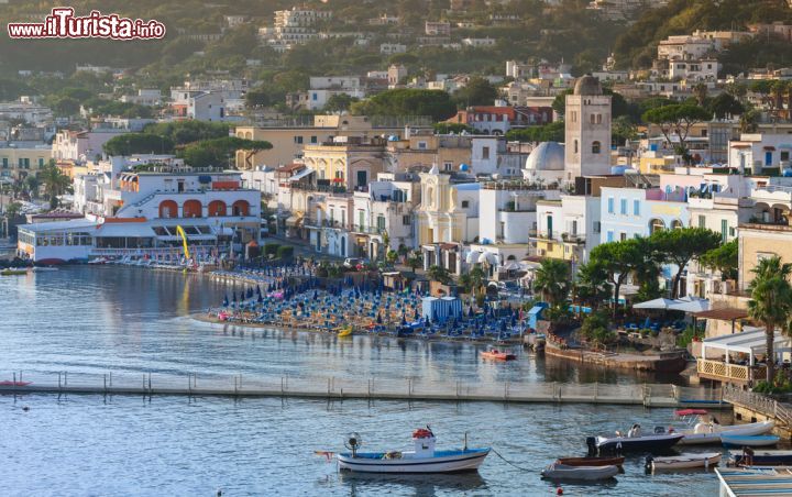 Immagine Il porto e il borgo di Lacco Ameno all'alba, Ischia. Questa località si trova sulla costa settentrionale dell'isola , a circa metà strada tra Casamicciola Terme e Forio