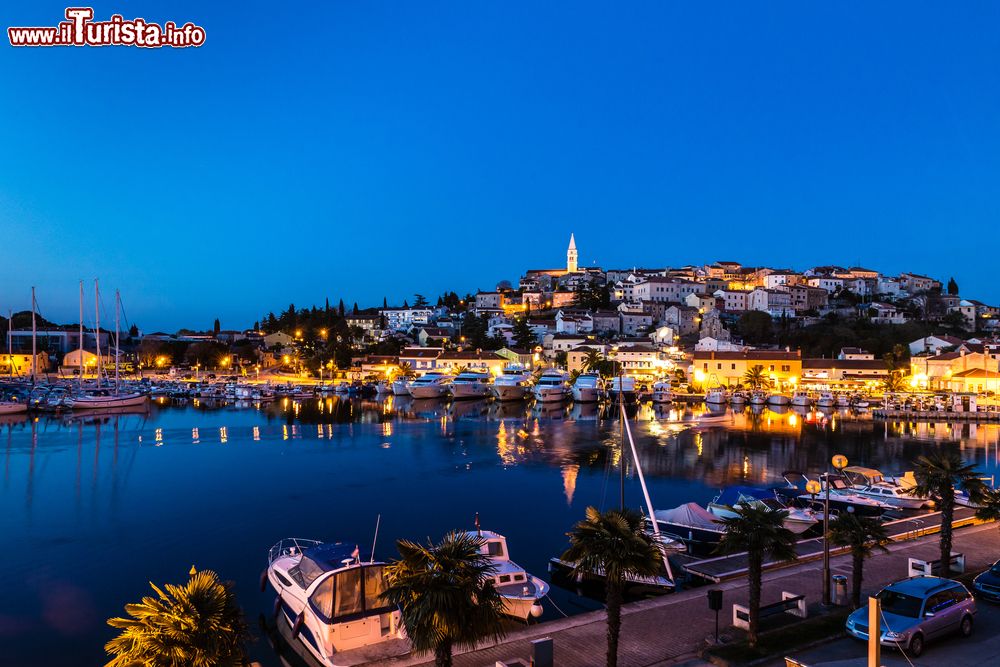 Immagine Il porto e il villaggio di Vrsar fotografati di notte, Croazia. Questa cittadina è il perfetto punto di partenza per visitare l'Istria e la Croazia.