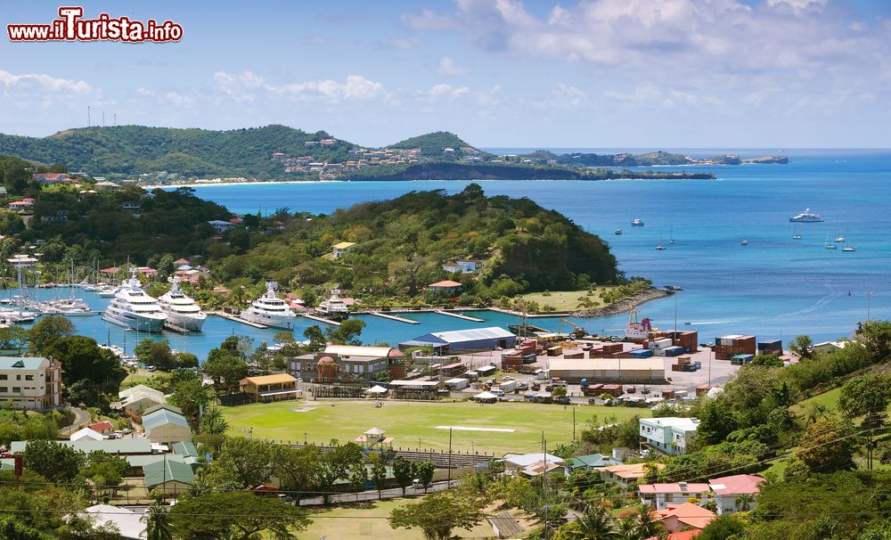 Immagine Il porto e la Baia del Diavolo a St. George's, Grenada, America Centrale. Il nome della città, St.George's, deriva da Giorgio III°, re di Gran Bretagna e d'Irlanda dal 1760 al 1801 e in seguito del Regno Unito di Gran Bretagna e di Irlanda.