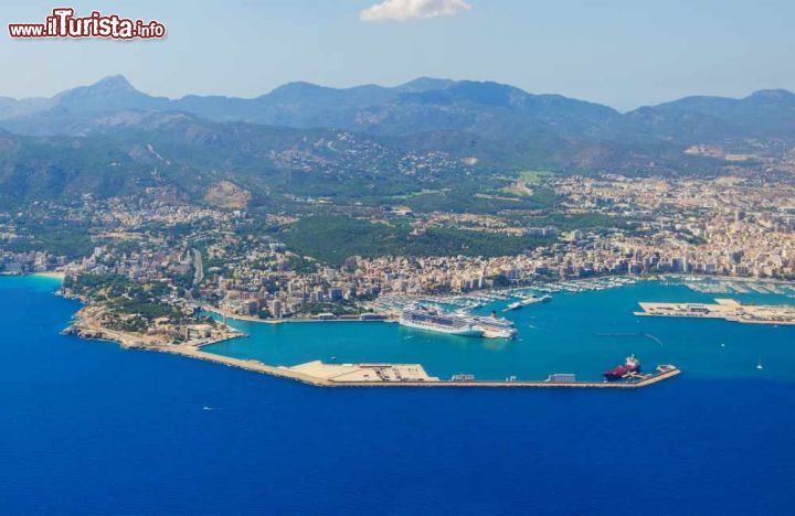 Immagine Il porto e la citta di Palma di Maiorca, isole Baleari, in Spagna