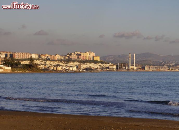 Immagine Il porto e la cittadina di Realmonte costa sud della Sicilia - © Angelo Giampiccolo / Shutterstock.com