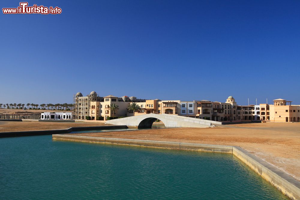 Immagine Il porto e la marina della cittadina turistica di Port Ghalib vicino a Marsa Alam, Egitto. Qui si trova la laguna artificiale più grande d'Africa, uno specchio di acqua salata di circa 8500 metri quadrati ricreata su uno dei tratti più belli della costa egiziana.