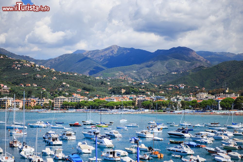 Immagine Il porto e la spiaggia di Sestri Levante, Liguria. Il porto è formato da due pontili e un molo che si estende verso nord per circa 250 metri. 