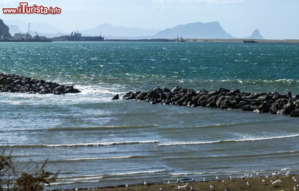 Immagine Il porto e la spiaggia di Termini Imerese in Sicilia: siamo ad est di Palermo sulla costa nord sicula