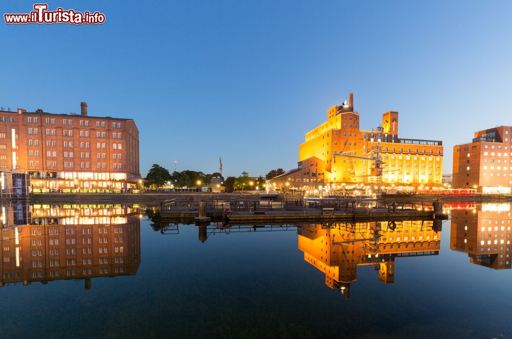 Immagine Il porto interno di Duisburg illuminato di notte e riflesso nell'acqua, Germania.