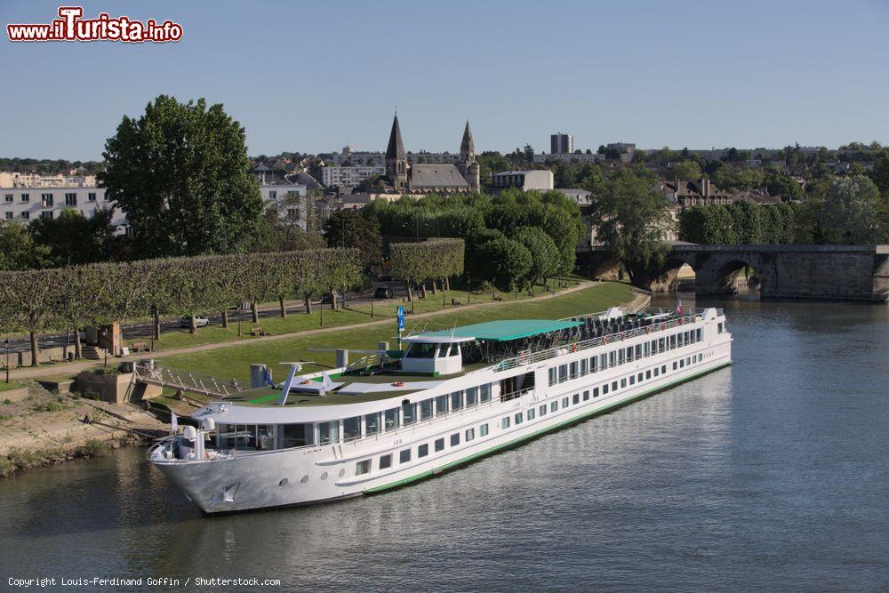 Immagine Il porto per le barche da crociera sul fiume Senna a Poissy, Francia - © Louis-Ferdinand Goffin / Shutterstock.com