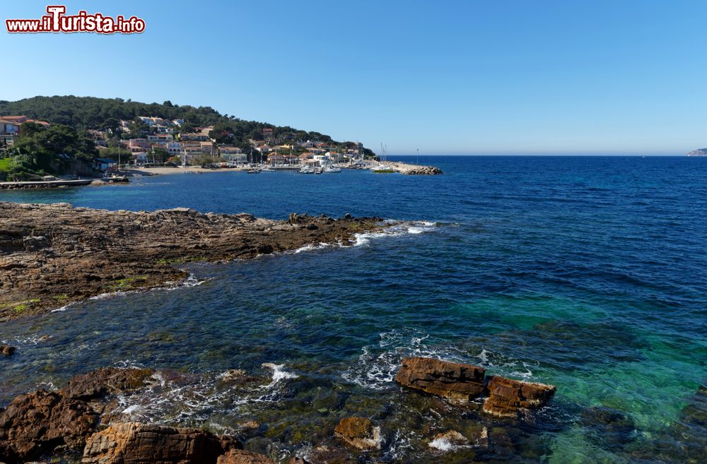 Immagine Il porto turistico di Les Oursinieres sulla costa di Le Pradet, Francia.