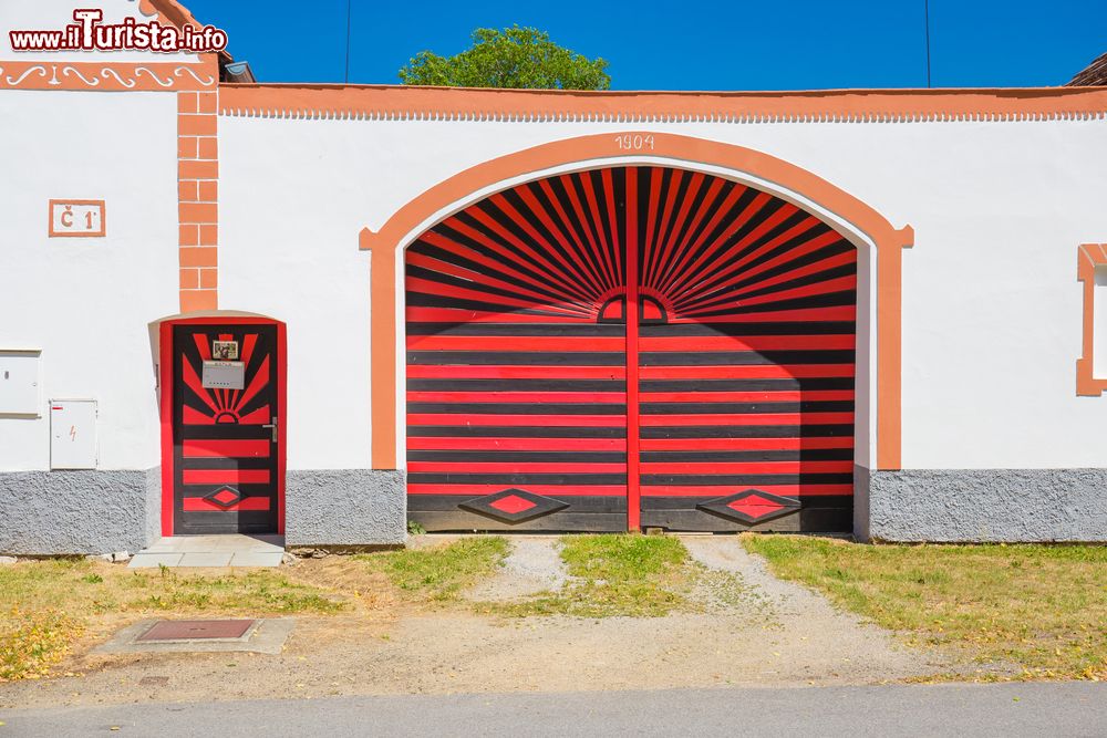 Immagine Il portone d'ingresso di una casa di Holasovice, Repubblica Ceca.