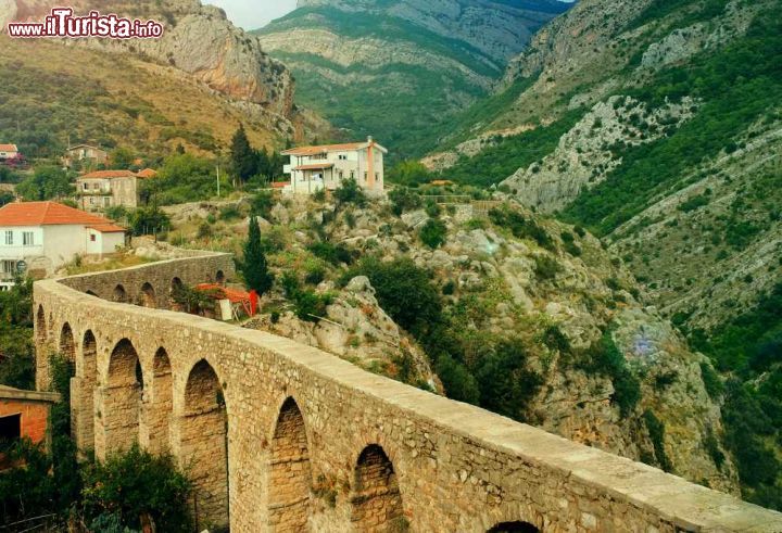 Immagine Il possente acquedotto di Bar, Montenegro. Grazie al suo buon stato di conservazione è ancora oggi meta di molti turisti - © Vereshchagin Dmitry / Shutterstock.com