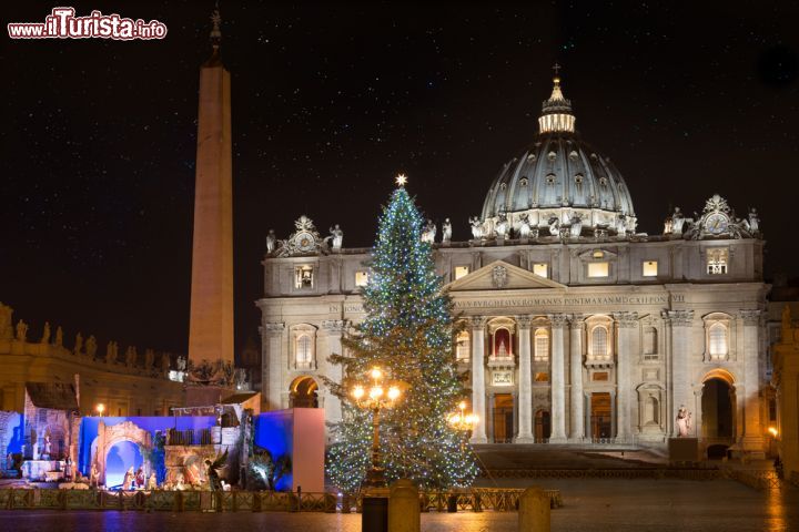 Immagine Il presepe allestito in piazza San Pietro, nella Città del Vaticano - © Matteo Gabrieli  / Shutterstock.com