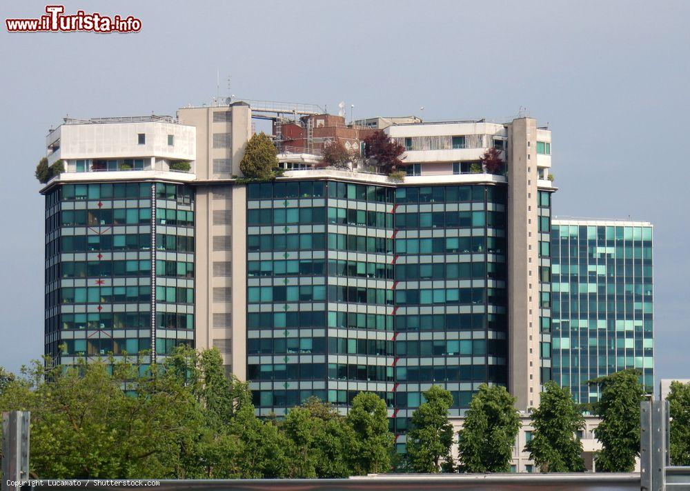 Immagine Il primo palazzo di Metanopoli, la città del gas voluta da Enrico Mattei alla periferia di San Donato Milanese - © Lucamato / Shutterstock.com