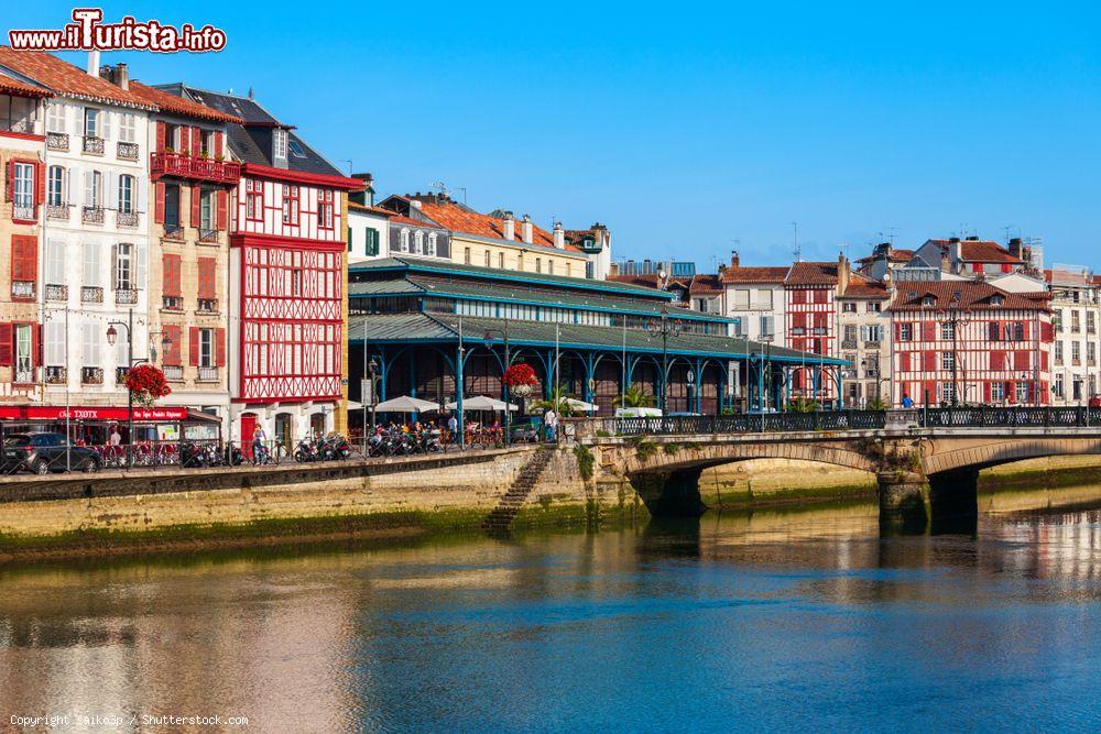Immagine Il principale mercato cittadino e le case colorate sul fiume Nive a Bayonne, Francia - © saiko3p / Shutterstock.com