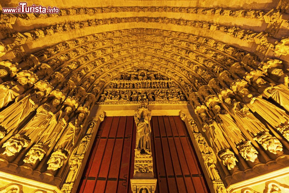 Immagine Il principale portale d'ingresso alla cattedrale di Nostra Signora di Amiens, Francia. Sul pilastro centrale è raffigurato Cristo in atteggiamento maestoso mentre nel timpano è scolpita le scena del Giudizio Universale.