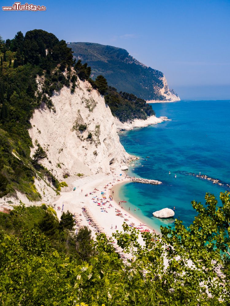 Immagine Il promontorio del Conero con le rocce bianche e le belle spiagge di Numana nelle Marche