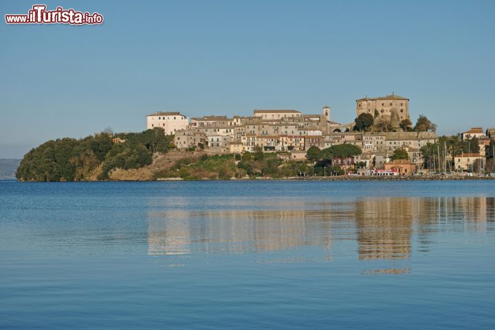 Immagine Il promontorio di Capodimonte sul versante sud del Lago di Bolsena, in provincia di Viterbo, nel Lazio - © flaviano fabrizi / Shutterstock.com