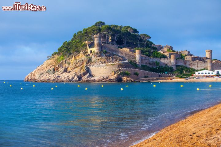 Immagine Il promontorio di Villa Vella, la città vecchia di Tossa de Mar - Tossa de Mar, nota località marittima catalana, nasconde bellezze dal sapore gotico, un borgo medievale che fu dimora, nel tempo, di numerosi artisti tra cui Marc Chagall. Circondato da una grande cinta muraria, questo splendido borgo, chiamato Villa Vella, fu edificato nel XII secolo ed è rimasto talmente be conservato, da guadagnare, nel 1931, il titolo di Monumento Storico e Artistico Nazionale.- © Zholobov Vadim / Shutterstock.com