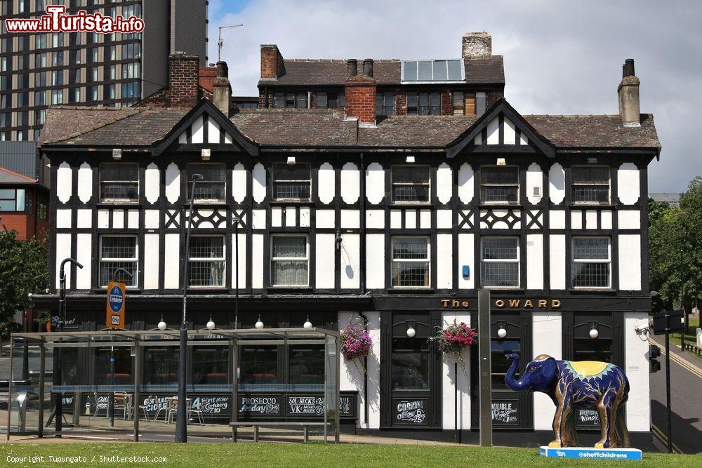 Immagine Il pub Howard con facciata in stile Tudor a Sheffield, Yorkshire, Inghilterra. Questa cittadina è la sesta più grande dell'Inghilterra con una popolazione di circa 530 mila abitanti - © Tupungato / Shutterstock.com