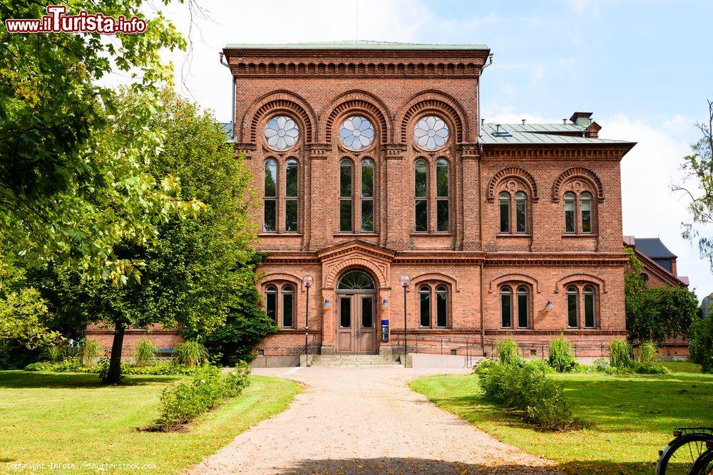 Immagine Il Pufendorf Institute di Lund visto da Biskopsgatan Street in estate, Svezia. Costruito fra il 1883 e il 1886, è un importante istituto interdisciplinare di ricerca - © Imfoto / Shutterstock.com