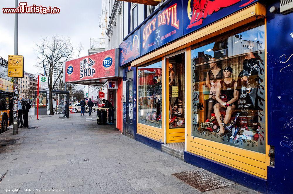 Immagine Il quartiere a luci rosse con strip clubs di Reeperbahn, Amburgo, Germania. Famoso in tutto il mondo per i suoi locali e negozi prevalentemente a luci rosse (ma non solo), questo quartiere è anche il fulcro della vita notturna della città - © ilolab / Shutterstock.com