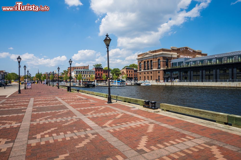 Immagine Il quartiere di Fell's Point a Baltimora, Maryland, Stati Uniti d'America. Situato sul lungomare nella zona sudorientale della città, questo storico quartiere venne fondato nel 1763. Ospita numerosi bar, ristoranti, attività commerciali, oltre 120 pub e si presenta con un'atmosfera tipicamente marinara.