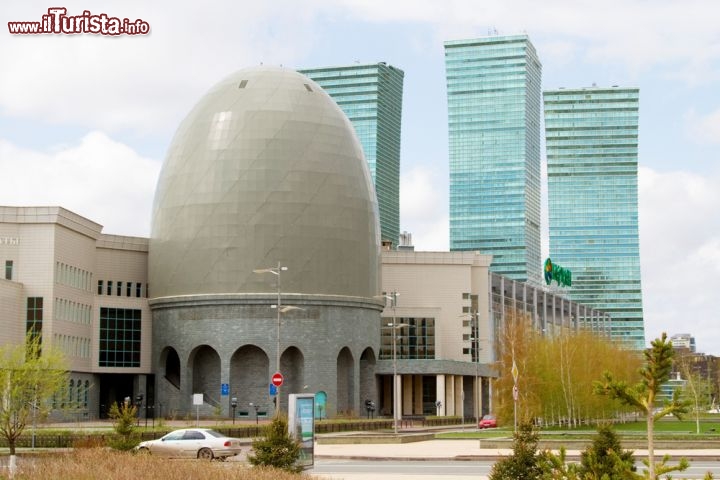 Immagine Il quartiere finanziario di Astana, Kazakistan - Sulla riva sinistra del fiume Ishim sorgono gli uffici governativi e dedicati alle attività economico finanziarie che stanno rendendo la capitale kazaka un interessante punto di riferimento per investimenti e afflussi di capitali stranieri © AlenVL / Shutterstock.com