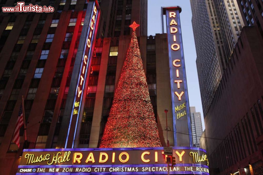 Immagine Il Radio City Music Hall è un teatro di New York City inaugurato nel 1932. Ogni anni ospita uno show di Natale tra i più seguiti e  attesi della stagione - foto © Joe Buglewicz