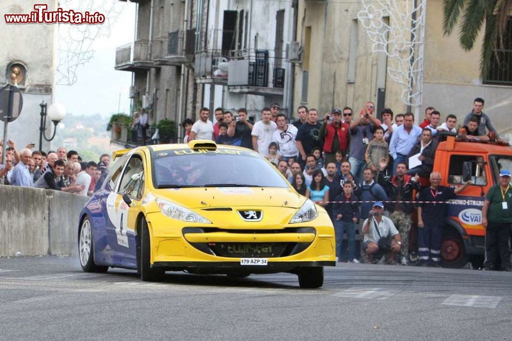 Immagine Il Rally di Pico, uno degli appuntamenti annuali nella cittadina del Lazio. Si svolge ogni anno nel primo week end di settembre; è l'unico evento di questo genere in Italia ad essere organizzato con una licenza comunale. Nella piazza centrale del paese si danno appuntamento gli spettatori che attendono il passaggio del rally.