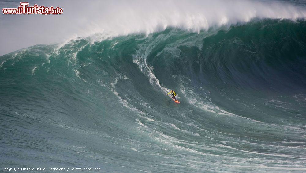 Immagine Il recordman Garret McNamara alle prese con una gigantesca onda a Nazaré in Portogallo - © Gustavo Miguel Fernandes / Shutterstock.com