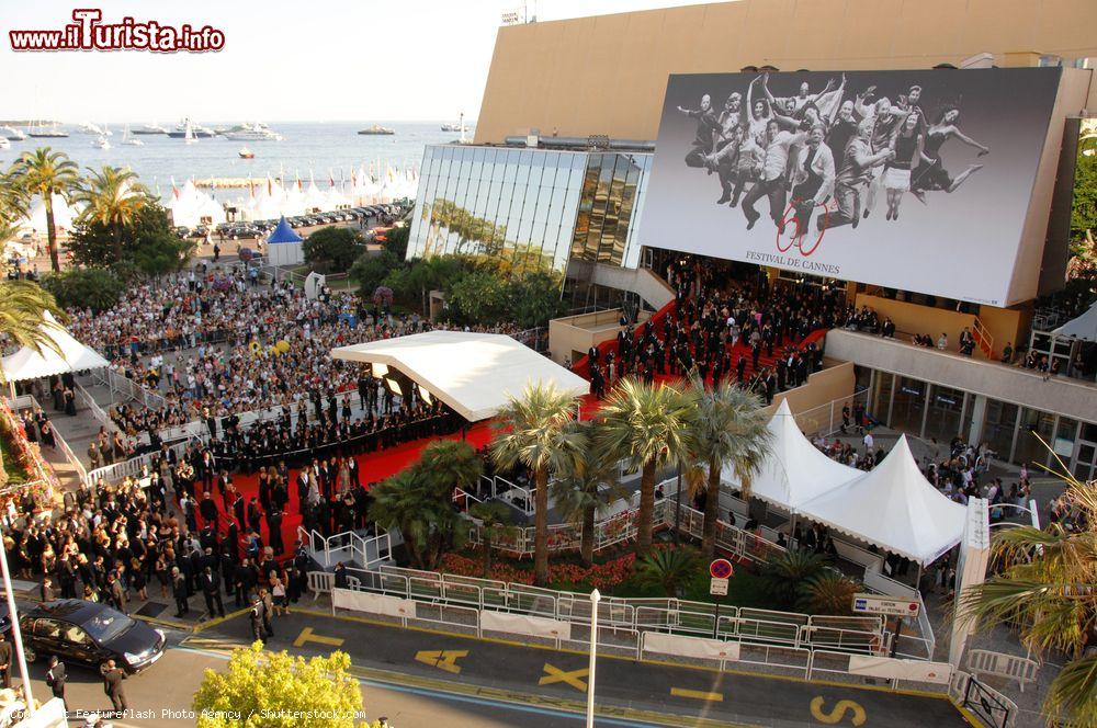 Immagine Il Red Capet ed il Pazzo del Festival di Cannes in Costa Azzurra - © Featureflash Photo Agency / Shutterstock.com