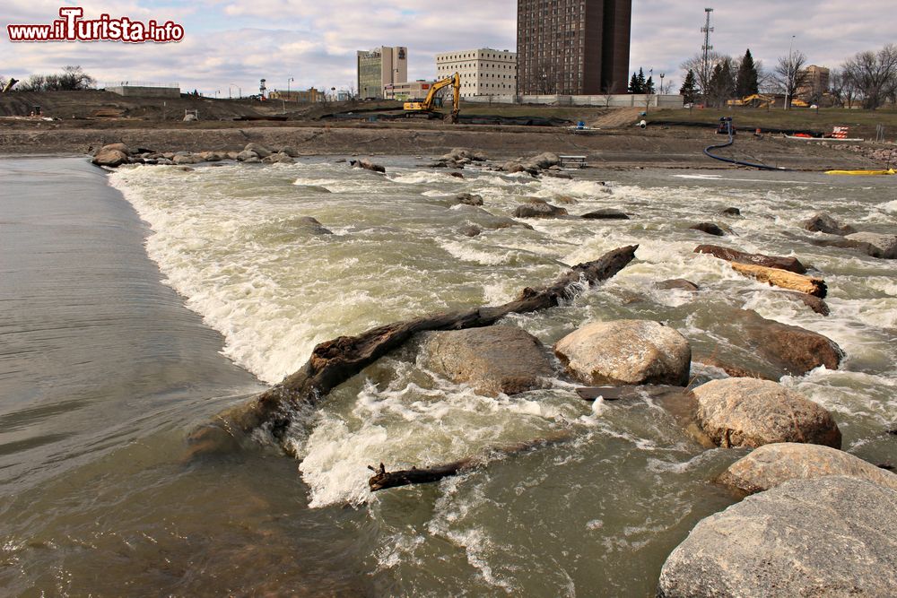 Immagine Il Red River a Fargo nel Nord Dakota, Stati Uniti. Il fiume segna il confine fra gli stati del Minnesota e del Nord Dakota per poi gettarsi nel lago Winnipeg nella provincia canadese del Manitoba.