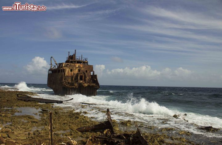 Immagine Il relitto di una nave al largo dell'isola di Klein Curacao, Regno dei Paesi Bassi. E' una delle principali attrazioni per i turisti che si spingono sino a qui.
